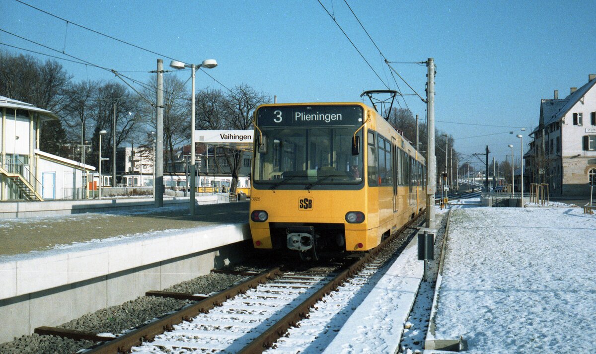 SSB Stuttgart__S-DT8_3025 auf Linie 3 in der Endstation Bahnhof S-Vaihingen. Im Hintergrund noch ein (Meterspur) GT4-Zug auf Linie 1 Richtung Stadtmitte.__1985/86