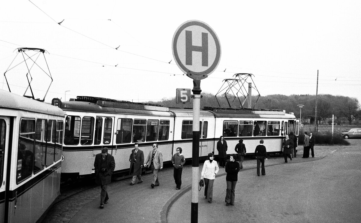 SSB Stuttgart_VerkehrsfreundeStuttgart Abschiedsfahrt für Linie 10 mit Einbeziehung weiterer Strecken. Gegen Ende der Rundreise ging es noch über Heumaden. DoT4 925 mit Bw 1566 s in der Endschleife der Linie 5.__20-03-1976