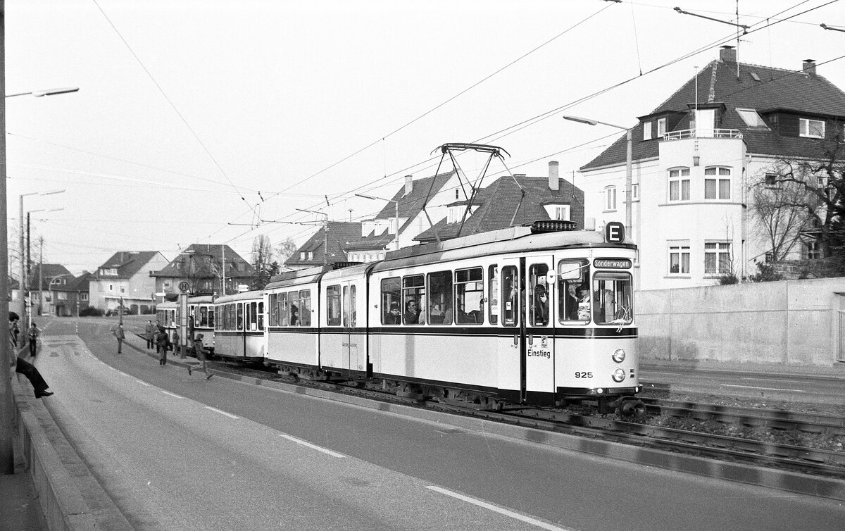 SSB Stuttgart_VerkehrsfreundeStuttgart Abschiedsfahrt für Linie 10 mit Einbeziehung weiterer Strecken. Zum Ende der Rundreise ging es noch nach Heumaden. DoT4 925 mit Bw 1566 sowie T2 753 mit Bw 1543 in der Pischekstr. an der Haltestelle 'Payerstr'.__20-03-1976