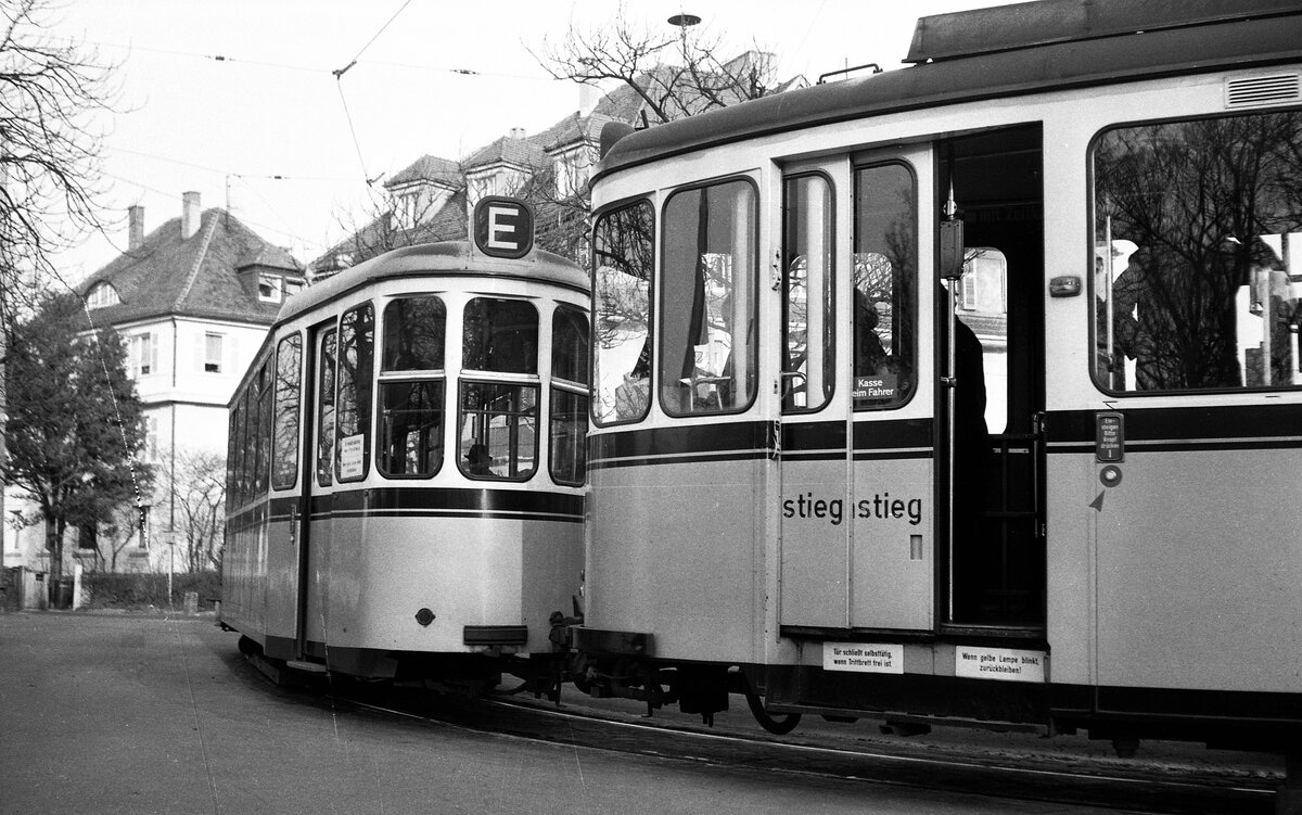 SSB Stuttgart_VerkehrsfreundeStuttgart Abschiedsfahrt für Linie 10 mit Einbeziehung weiterer Strecken. DoT4 925 mit B2 1566 in der sehr engen Endschleife 'Doggenburg'. Denn zur Innenstadt führt die Steilstrecke und hinter der Schleife geht es nach einer Straße gleich wieder bergab ins Feuerbacher Tal.__20-03-1976