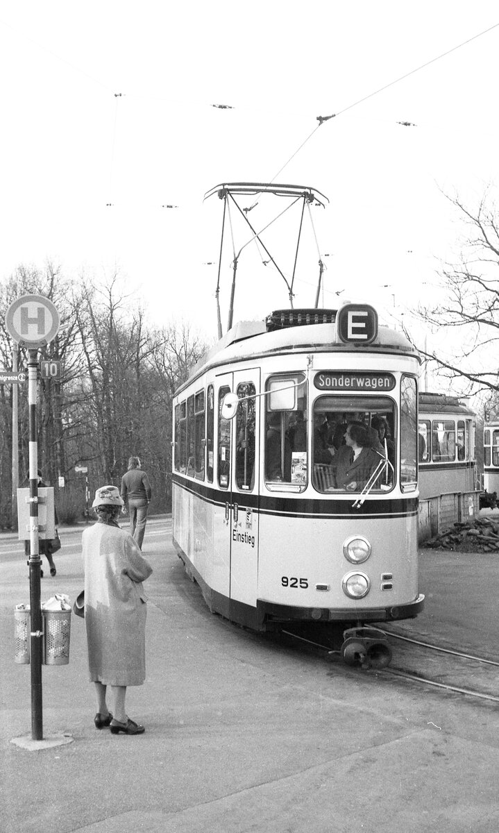 SSB Stuttgart_VerkehrsfreundeStuttgart Abschiedsfahrt für Linie 10 mit Einbeziehung weiterer Strecken. DoT4 925 In der Endschleife 'Doggenburg'.__20-03-1976