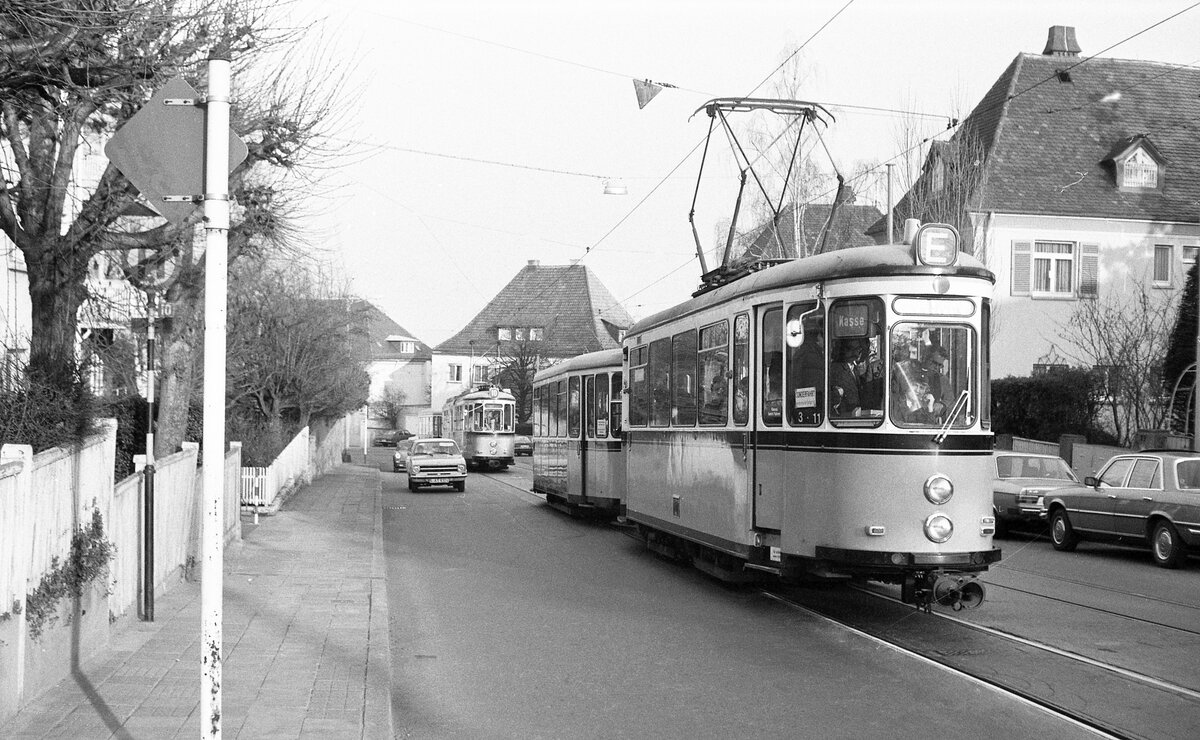 SSB Stuttgart_VerkehrsfreundeStuttgart Abschiedsfahrt für Linie 10 mit Einbeziehung weiterer Strecken. Zweiachser-Garnitur 753+1543 in der Lenzhalde. Es folgt ein Zug der Linie 10.__20-03-1976