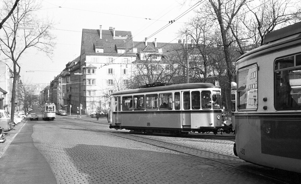 SSB Stuttgart_VerkehrsfreundeStuttgart Abschiedsfahrt für Linie 10 mit Einbeziehung weiterer Strecken. Haltestelle Vogelsang. Der T2-Zug rangiert rückwärts vor die Wagenhalle Vogelsang und macht das Gleis frei für den Linienzug der Linie 9 von Botnang.__20-03-1976