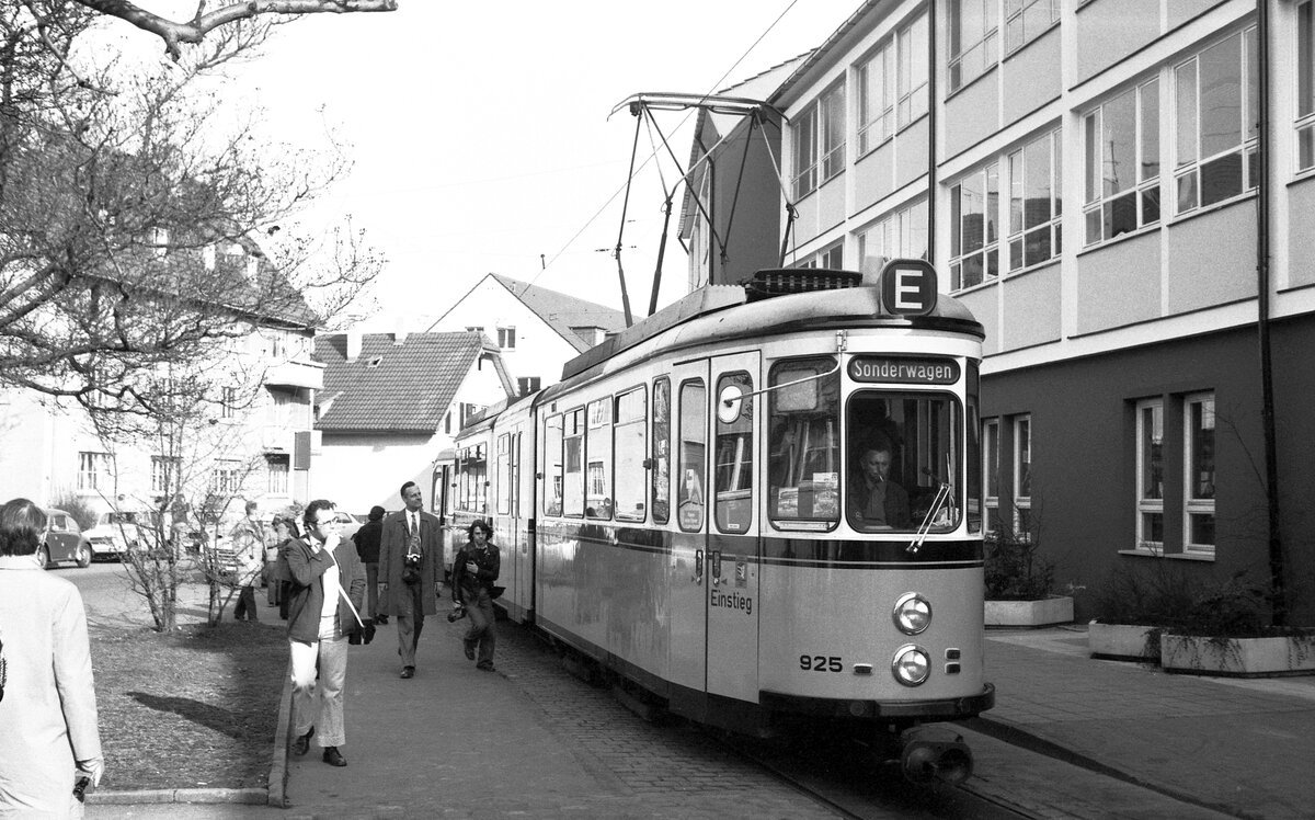 SSB Stuttgart_VerkehrsfreundeStuttgart Abschiedsfahrt für Linie 10 mit Einbeziehung weiterer Strecken. DoT4 925 in der früheren Innerorts-Endschleife in Botnang.__20-03-1976