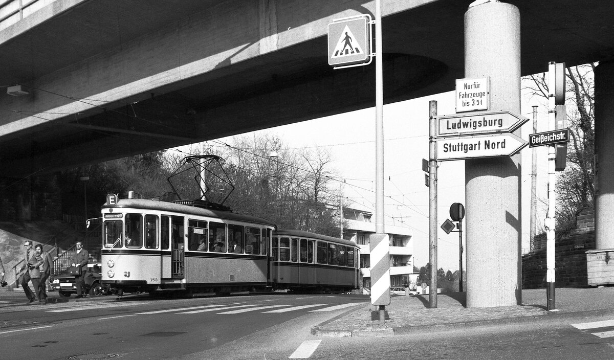 SSB Stuttgart_VerkehrsfreundeStuttgart Abschiedsfahrt für Linie 10 mit Einbeziehung weiterer Strecken.Hier am Botnanger Sattel.Über den Botnanger Sattel querte die Straßenbahn denselben Höhenzug, den Kräherwald, auf dem 2,5 km weiter nordöstlich die Endstation ‘ Doggenburg‘ lag, wo auf dem  Grat  immerhin Platz für eine enge Wendeschleife war. Die hätte hier kaum Platz gefunden. Von der Doggenburg nochmals 2,7 km weiter auf demselben Höhenzug liegt die Endstation Killesberg. Die Linie 10 brauchte zwischen beiden (durch die Innenstadt) knapp 9 km.
Die Rundfahrt hat also denselben Höhenzug an drei verschiedenen Stellen erklommen.
 __20-03-1976