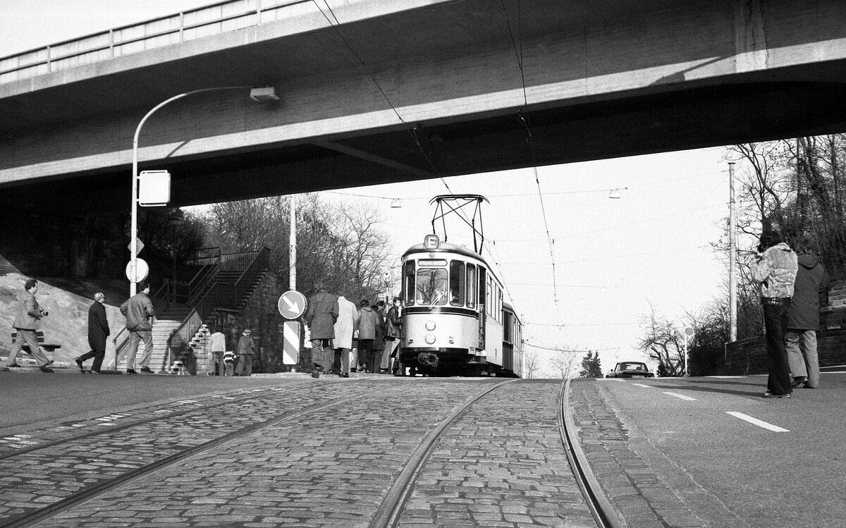 SSB Stuttgart_VerkehrsfreundeStuttgart Abschiedsfahrt für Linie 10 mit Einbeziehung weiterer Strecken. Kaum oben, geht’s direkt wieder runter. Bis 1994 ging es nach Botnang noch über den 'Botnanger Sattel' Seit 1994 wird der Botnanger Sattel (via Stadtbahn) im 636 m langen Tunnel durchquert. T2 753 mit B2  Schiffle  1543 hat die  Paßhöhe  erreicht, jetzt geht's wieder abwärts nach Botnang.__20-03-1976