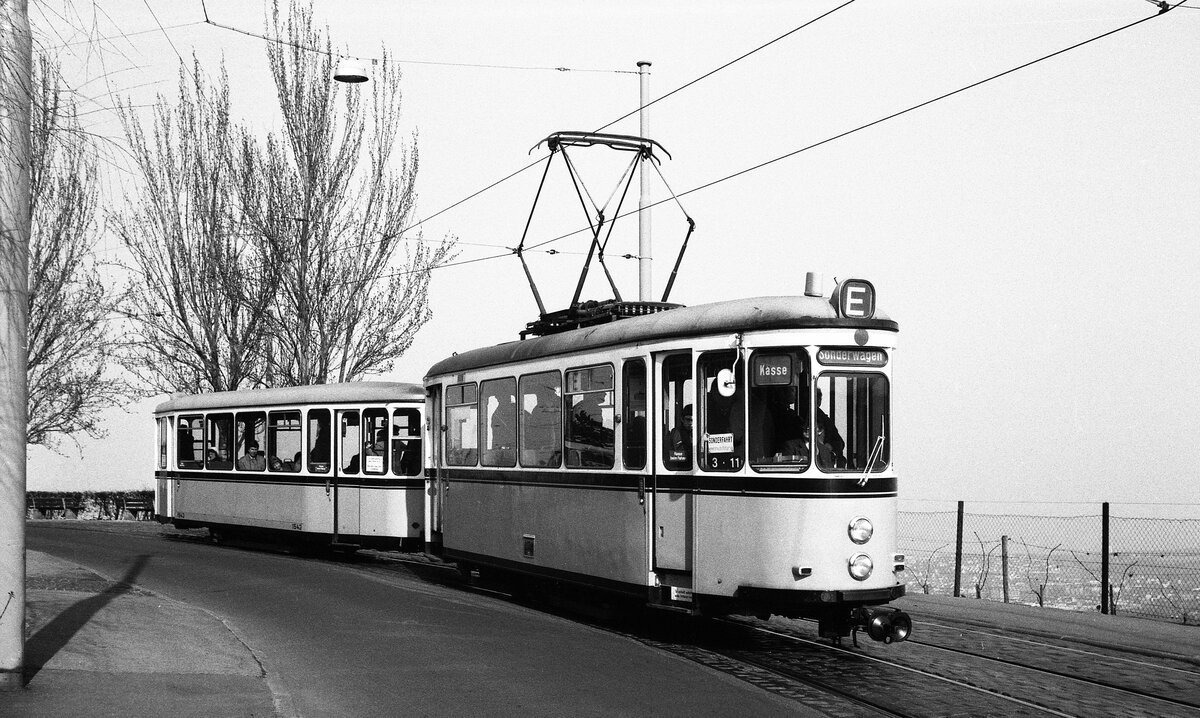 SSB Stuttgart_VerkehrsfreundeStuttgart Abschiedsfahrt für Linie 10 mit Einbeziehung weiterer Strecken. T2 753 mit B2  Schiffle  1543 fährt die Panoramastrecke vom Killesberg abwärts. Die Rundfahrt, einer Gebirgsbahn würdig: von Degerloch hinunter ins Stadtzentrum, zum Schloßplatz, 223 Höhenmeter (von 471m auf 248m) zum Killesberg hinauf 117m, dann vom Schloßplatz zum Botnanger Sattel 138m hinauf und zuletzt, vom Schloßplatz nach Heumaden am Fernsehturm vorbei, auf 485m hinauf=237m Höhendifferenz. (Innsbrucks Linie 6, die 'Mittelgebirgsbahn' hat nach Igls knapp 300 m Höhenunterschied).