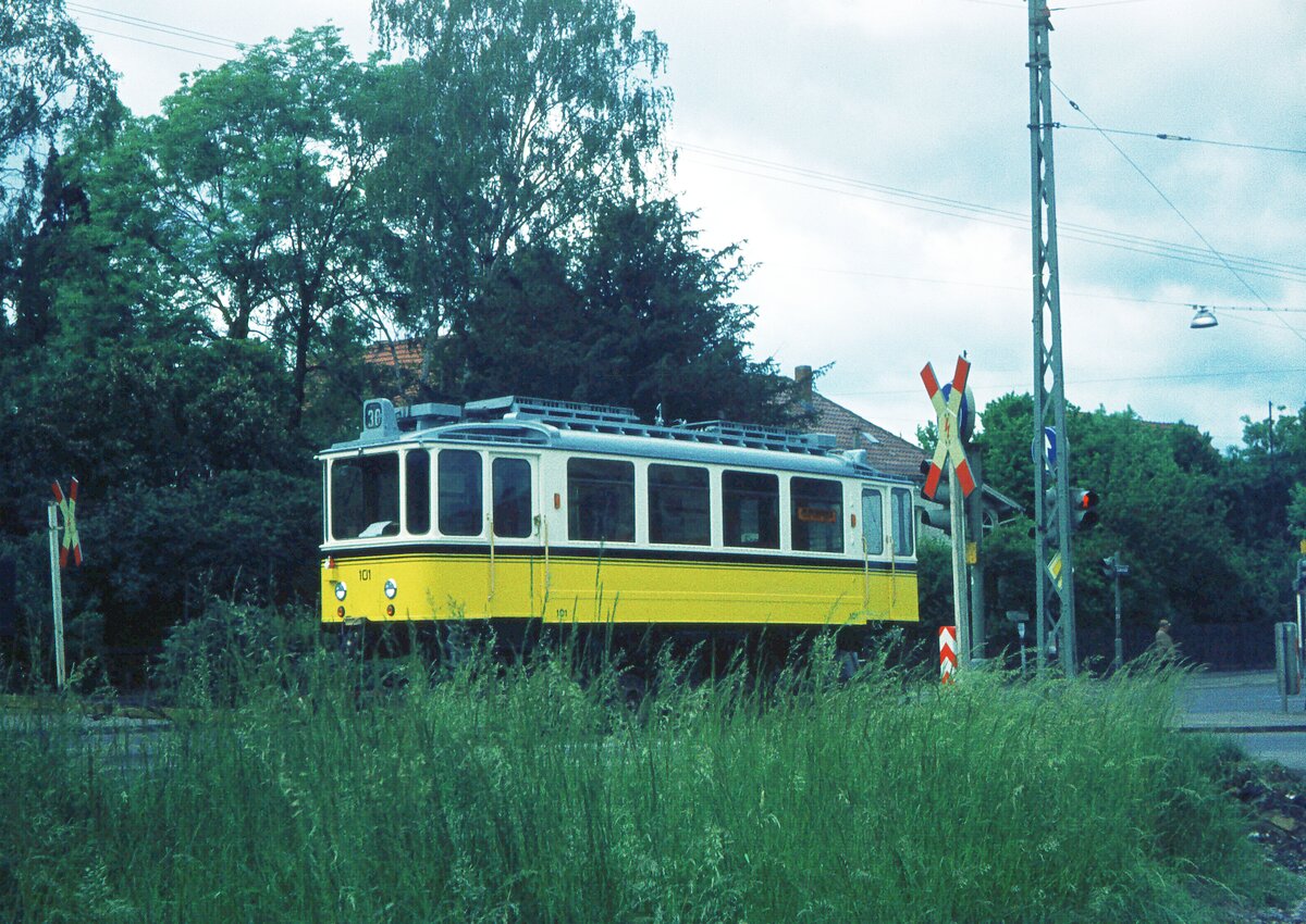 SSB Stuttgart__Zahnradbahn__Als käme er bereits von der Nägelestr. auf dem Gleis angefahren. Aber ohne Stromabnehmer ? Noch steht der 101er auf dem Straßenroller in der Jahnstr.__30-05-1975 