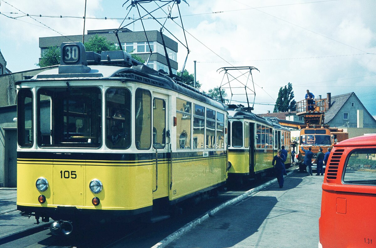 SSB Stuttgart__Zahnradbahn__Am Tw 101 wird der Stromabnahmer montiert.__30-05-1975 