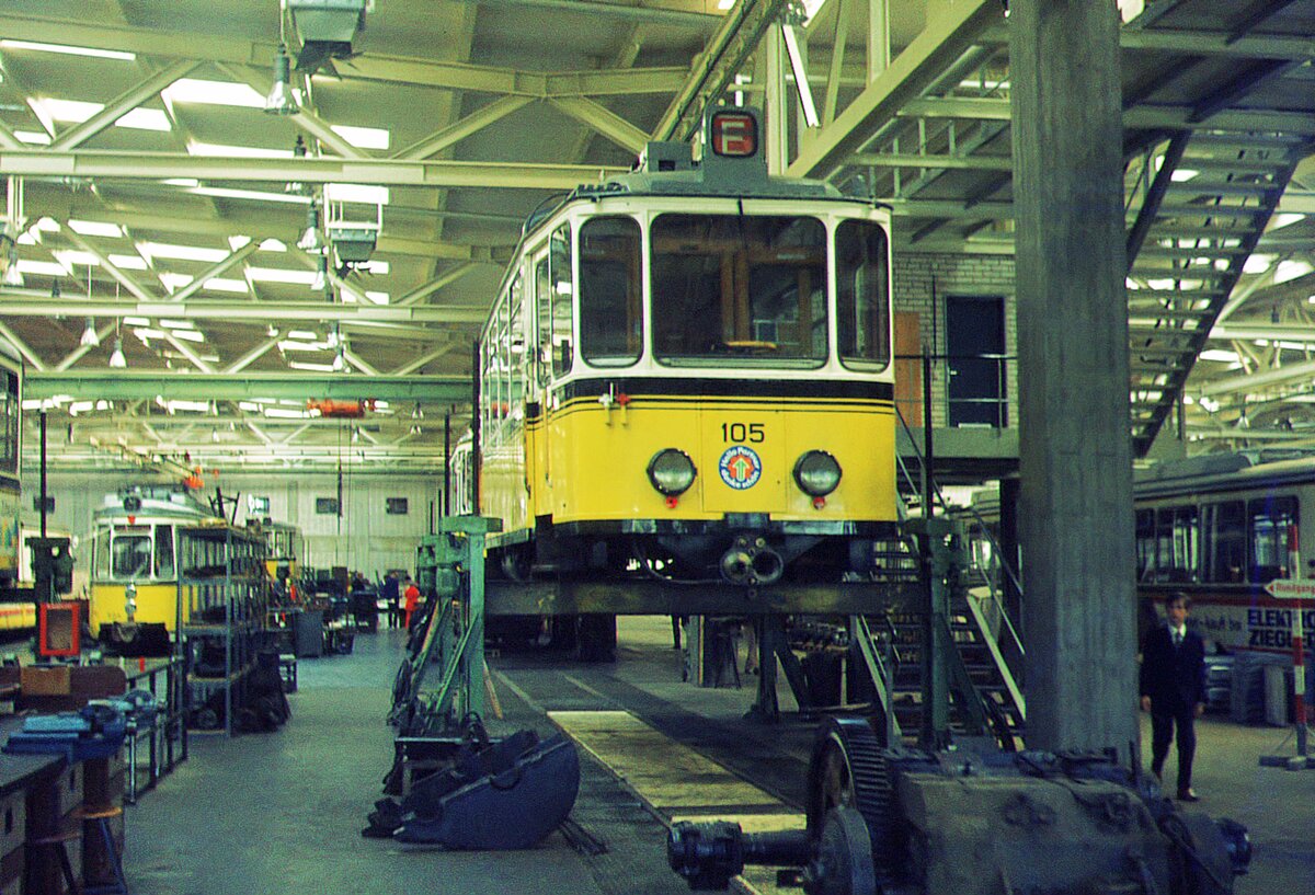 SSB Stuttgart__Zahnradbahn__Der jüngste kam als erster dran bei der Modernisierung. Tw 105 in der Hw.__18-10-1973