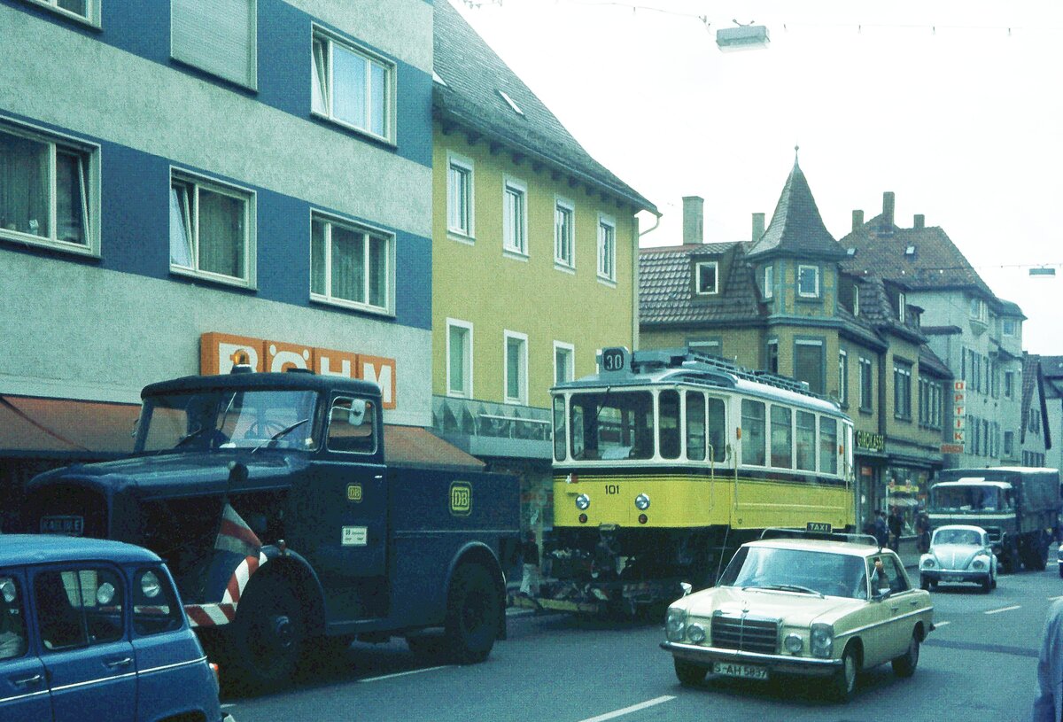 SSB Stuttgart__Zahnradbahn__Der Transport des modernisierten Tw 101 von der Hw in Möhringen zum Zbhf. Degerloch erfolgte über die Straße. Im Bild die Kaelble Zugmaschine der DB mit dem 101er auf dem Culemeyer Straßenroller in der Epplestraße in Degerloch.__30-05-1975