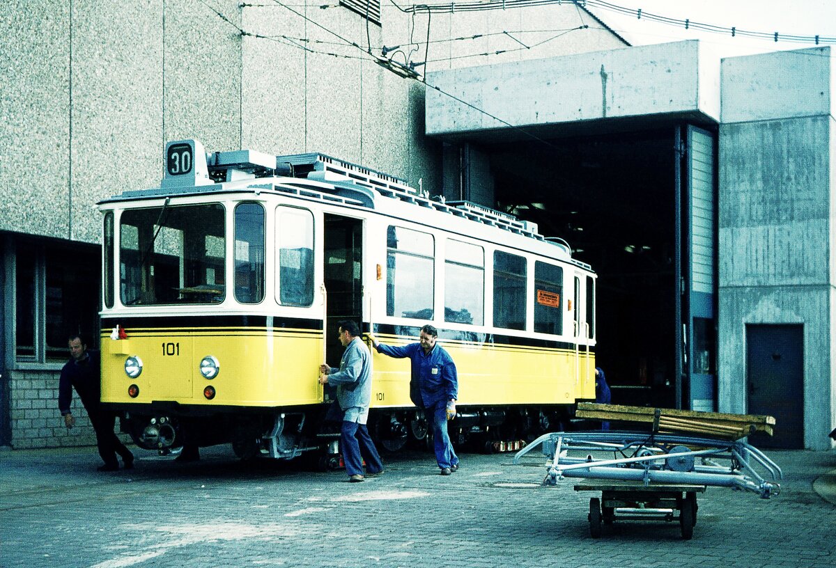 SSB Stuttgart__Zahnradbahn__Es ist soweit: nach knapp 13 Monaten verläßt Tw 101 im neuen Glanz und technisch modernisiert wieder die Hw in Möhringen.__30-05-1975