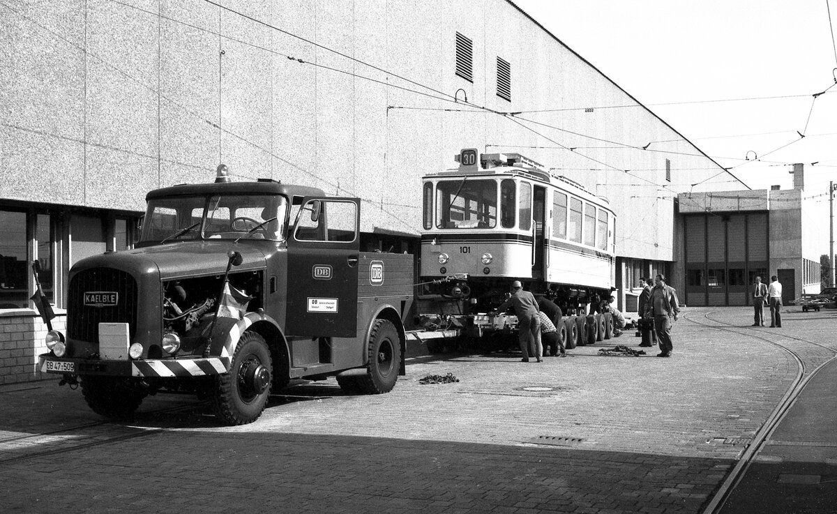 SSB Stuttgart__Zahnradbahn__Kaelble Zugmaschine der DB mit Tw 101 auf dem Culemeyer-Straenroller neben der Hw fertig fr den Transport zum Zbhf Degerloch.__30-05-1975