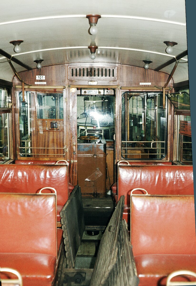 SSB Stuttgart__Zahnradbahn__So sah der Tw 101 noch am ersten Tag in der Hw aus, quasi im Ur-zustand von 1935, die alten Kunstledersitze (die ersten Polstersitze in SSB-Wagen überhaupt), Glühbirnen-Deckenbeleuchtung, Zugriemen zu den Abläute-Glocken auf den Plattformen...__09-05-1974