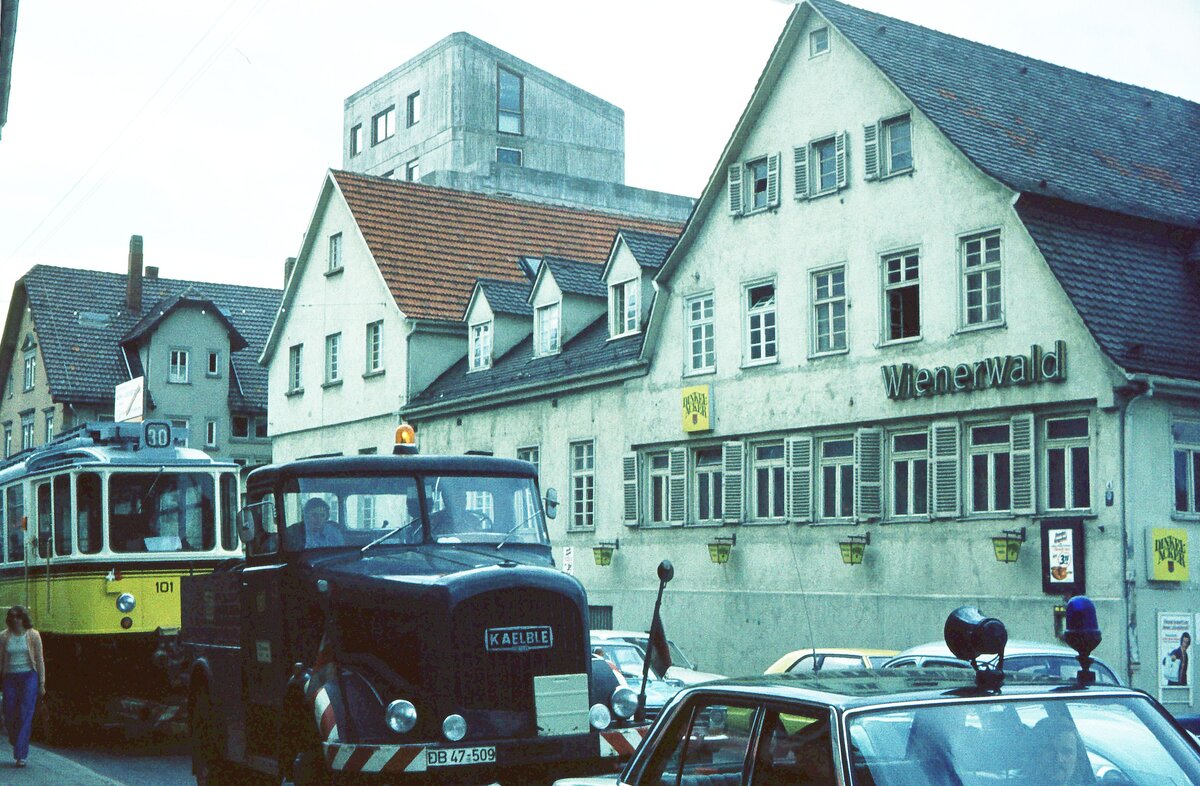 SSB Stuttgart__Zahnradbahn__Tw 101 auf dem Culemeyer Straßenroller in der Epplestraße in Degerloch vor dem früheren, einst gediegenen Gasthof'Ritter'. Jetzt muß die Fuhre nur noch einmal um die Ecke zum Degerlocher Zbhf.__30-05-1975