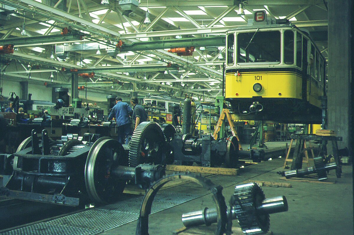 SSB Stuttgart__Zahnradbahn__Tw 101 nach seiner Ankunft in der Hw zur Modernisierung. Das  Kraftpaket  ist bereits vom Wagenkasten losgelöst und davor zu bewundern.__09-05-1974