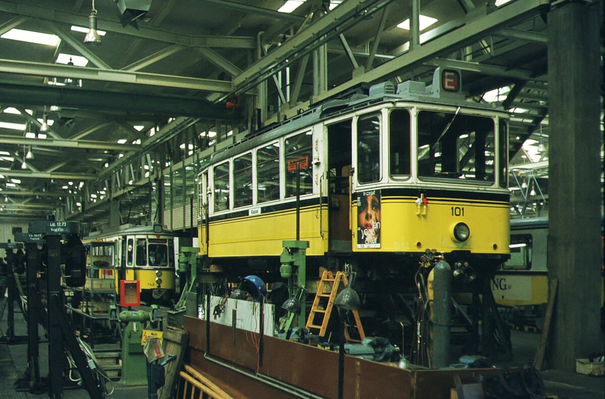 SSB Stuttgart__Zahnradbahn__Tw 101 nach seiner Ankunft in der Hw zur Modernisierung. Dahinter GT4 742.__09-05-1974