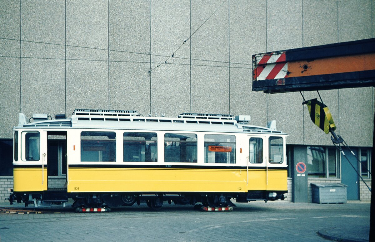 SSB Stuttgart__Zahnradbahn__Tw 101 im neuen Glanz und technisch modernisiert steht auf Rollschemeln (wegen seiner Zahnräder, die auf der Zb-Strecke in die Straßenniveau-gleiche Zahnstange greifen) neben der Hw in Möhringen.__30-05-1975