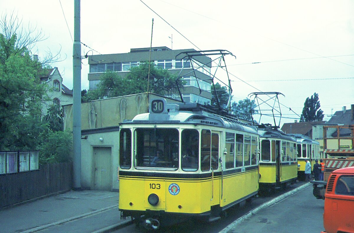 SSB Stuttgart__Zahnradbahn__Tw 103 und 104 noch im alten Look (Tw 103 wurde als nächster, von Okt. 1975 bis Okt.'76 modernisiert) mit Tw 101.__30-05-1975 