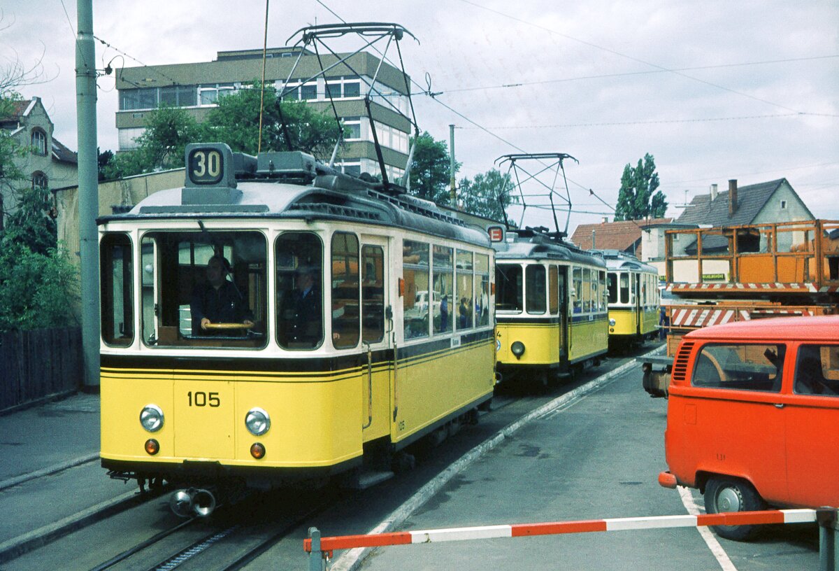 SSB Stuttgart__Zahnradbahn__Tw 105, 104 und, gerade aus der Hw in modernisierter Form zurück: Tw 101. 105 war bereits ein Jahr zuvor, im Mai 1974 modernisiert auf die Gleise zurückgekehrt.__30-05-1975 