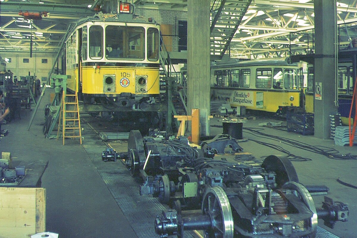 SSB Stuttgart__Zahnradbahn__Tw 105 aufgebockt in der Hw. Davor zu sehen das komplette  Kraftpaket .__18-10-1973