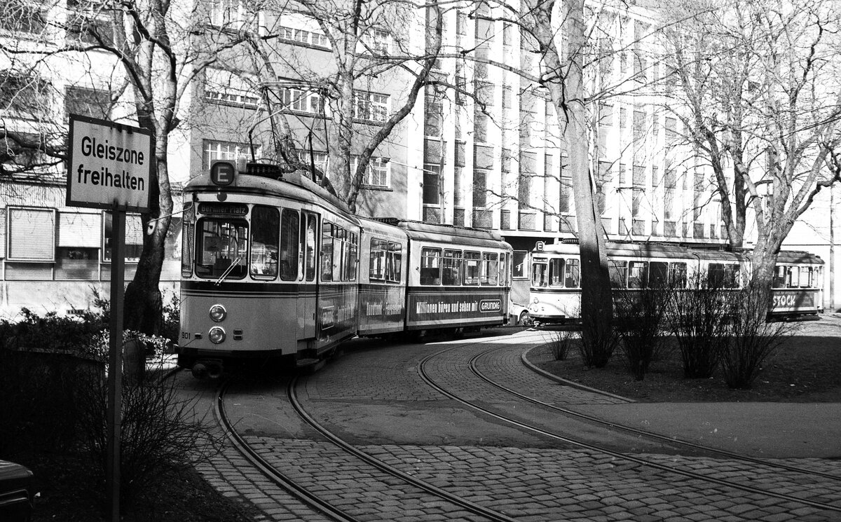 SSB Stuttgart__Zwei DoT4+B2 E-Wagen-Züge (Tw 901 und 927) in der Schleife 'Berliner Platz'.__02-03-1976 