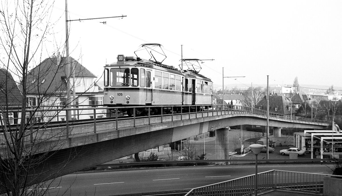 SSB Zahnradbahn__Die  Doppel-Traktion  Tw 104+105 [ME 1950] auf Talfahrt auf der Brücke über die Obere Weinsteige.__02-04-1976