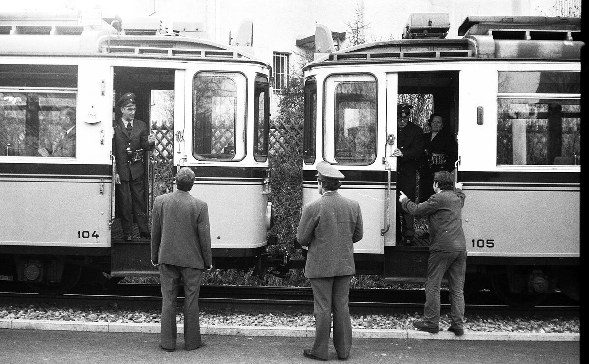 SSB Zahnradbahn__Im (fast) ebenen Teilstück zwischen Bf Degerloch und Nägelestraße. Letzte Abstimmung mit und zwischen den Tw-Besatzungen vor der Talfahrt.__02-04-1976 > Hinweis: Alle abgebildeten stehenden Personen waren einverstanden fotografiert zu werden.