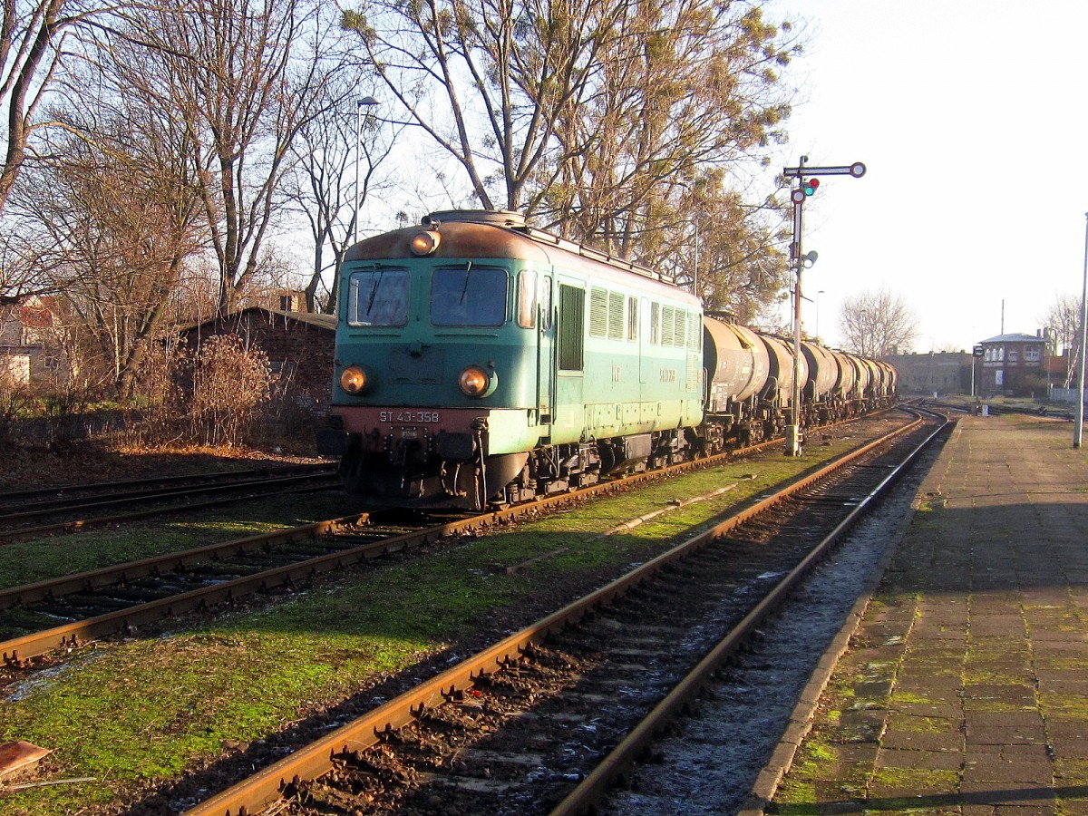 ST43-358 mit Kesselwagenzug in Bahnhof Miedzyrzecz,09.12.2014