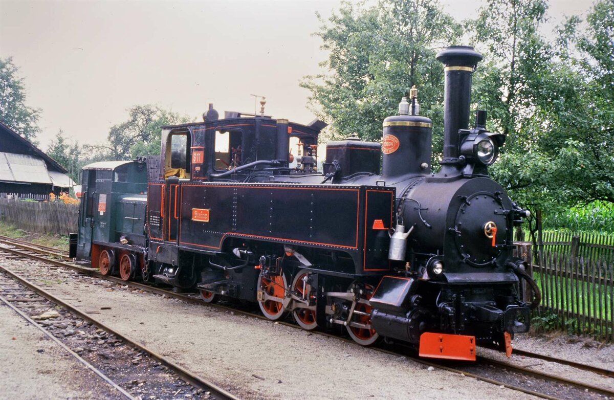 Stainzer Bahn (österreichische Museumsbahn), Dampflok S11  Stainz  und Diesellok D 2 vor dem Lokschuppen.
Datum: 1986 