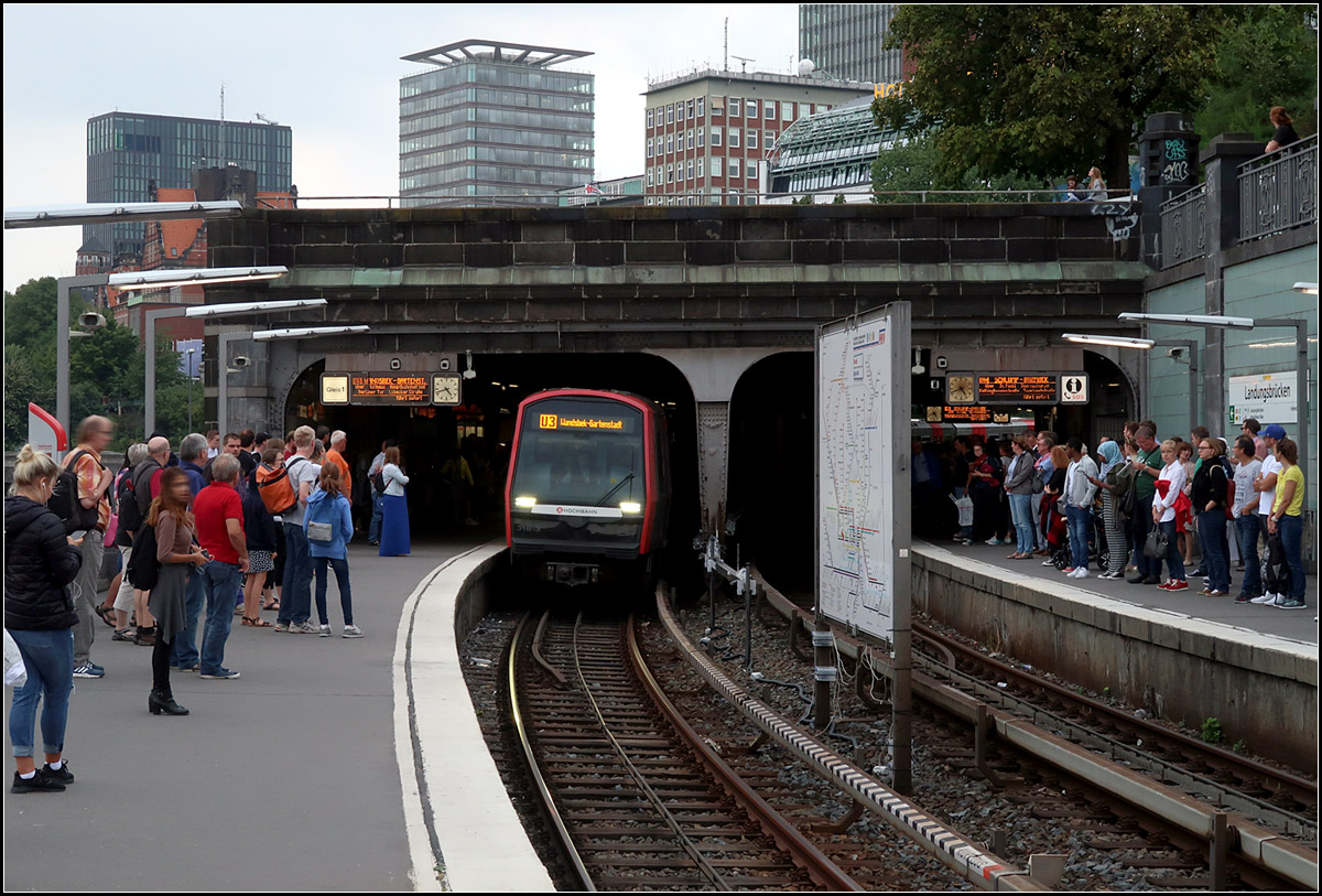 Starker Andrang -

... an der Haltestelle 'Landungsbrücken' in Hamburg nach einer vorangegangen Störung. In diesem U3-Zug, der auch noch sehr gut gefüllt war, fand ich dann doch einen Platz zum Stehen.

18.08.2018 (M)



