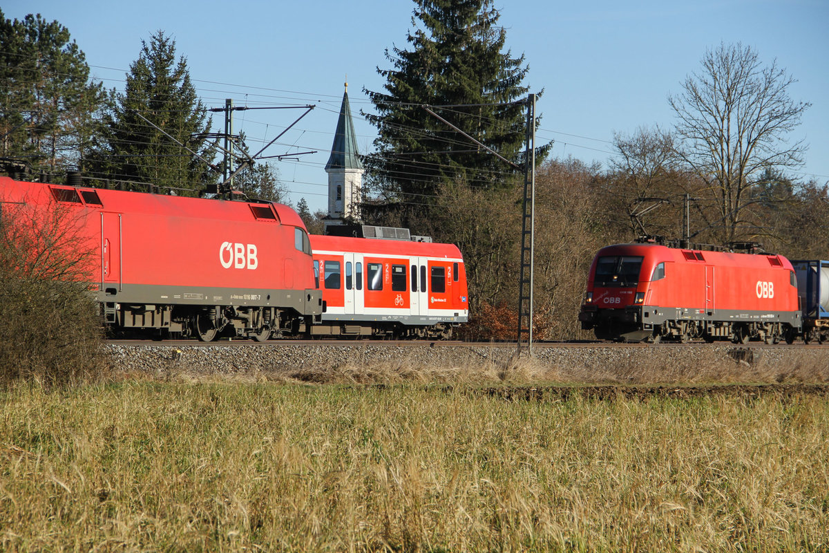 Starker Verkehr zwischen Eglharting und Zorneding am 8.12.16. Im Hintergrund das Kricherl von Neukirch. In dieser Woche war bei Passau eine Strecke gesperrt und viel Verkehr wurde auf die Rosenheimer Strecke umgeleitet.