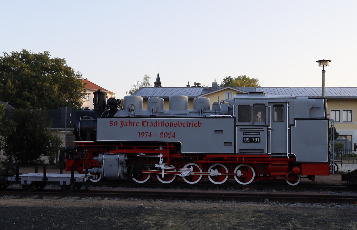 Startbild für die Reise nach Ceska Trebova,zum  Narodni den Zeleznice , wie immer mit der Bahn, beginnt die Reise in Radebeul Ost. Im neuen Fotoanstrich präsentiert sich 99 791.
20.09.2024 07.39 Uhr.