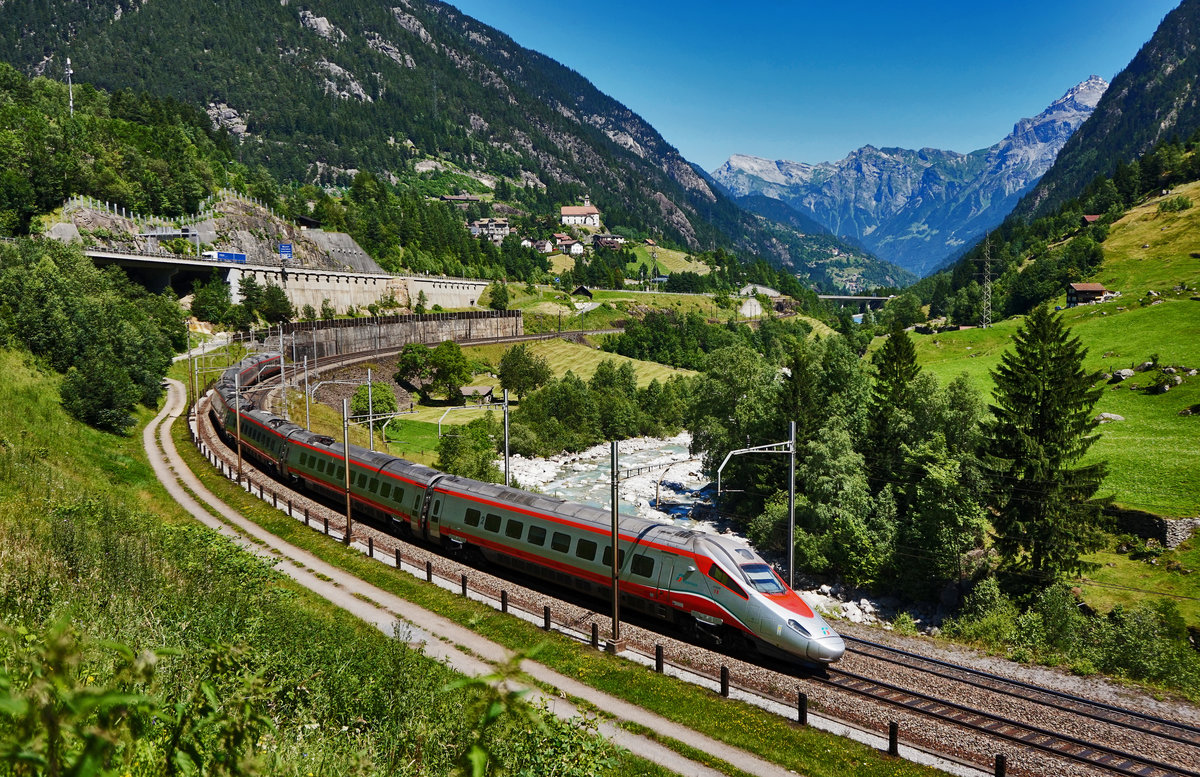 Statt mit einem RABDe 500 wurde der ICN 676 (Lugano - Luzern - Basel SBB), an diesem Tag außerplanmäßig mit einem ETR 610 der FS bedient.
Hier zu sehen, beim Durchfahren der Wattinger Kurve bei Wassen.
Aufgenommen am 19.7.2016.