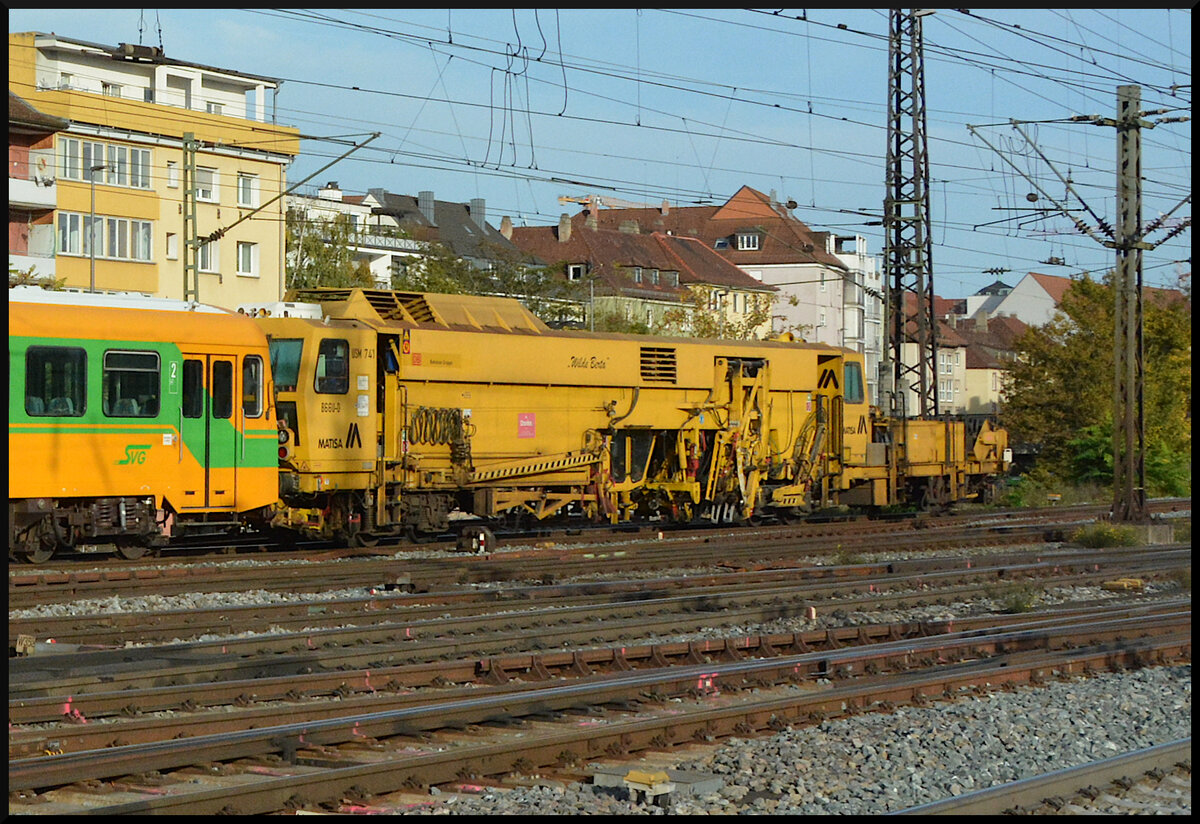 Staudenbahn SVG 626 008-6 mit der DB Bahnbau Matisa Universalstopfmaschine USM 741  Wilde Berta  am 16.10.2024 in Würzburg.