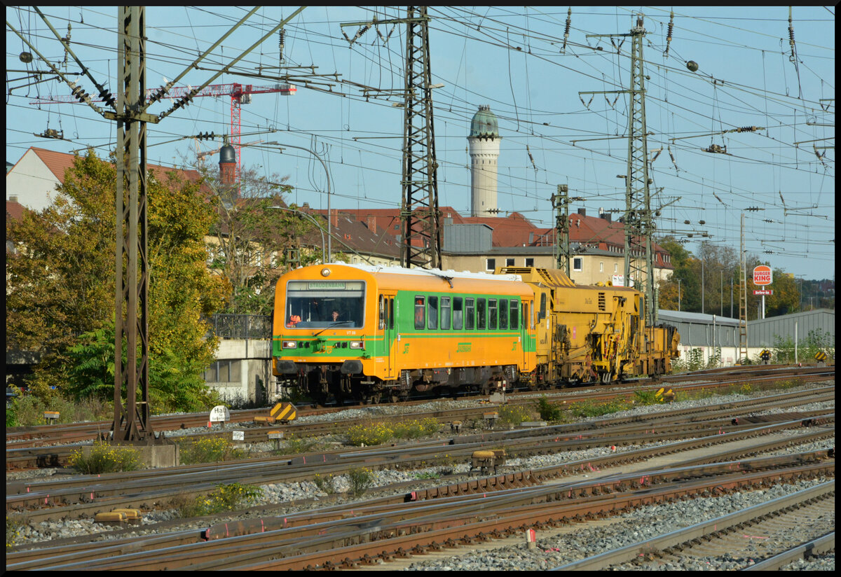 Staudenbahn SVG 626 008-6 mit der DB Bahnbau Matisa Universalstopfmaschine USM 741  Wilde Berta  am 16.10.2024 in Würzburg.