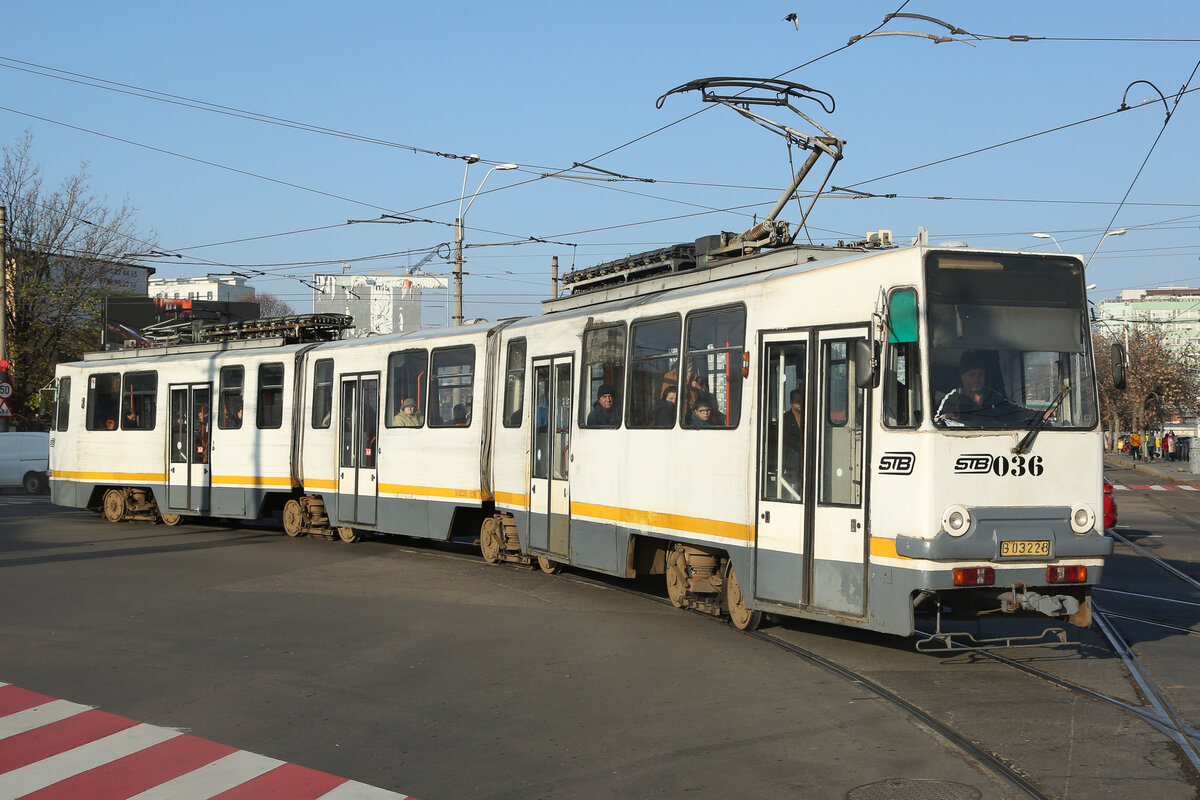 STB 036 in Bukarest am 13.12.24. Weichen werden noch traditionell von Hand umgelegt.