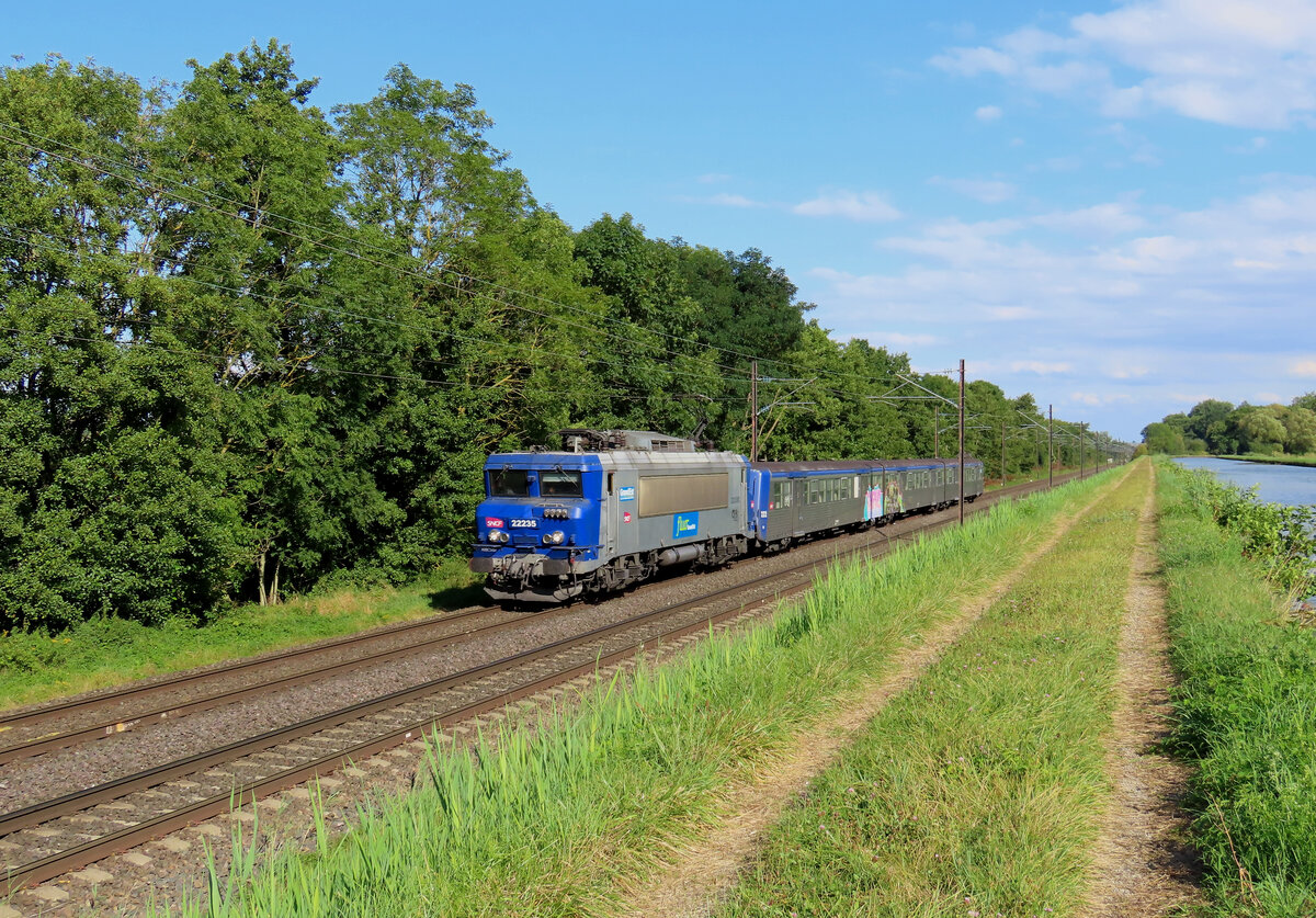 Steinbourg - 8. August 2024 : BB 22301 am TER 832026 von Sélestat nach Saverne.