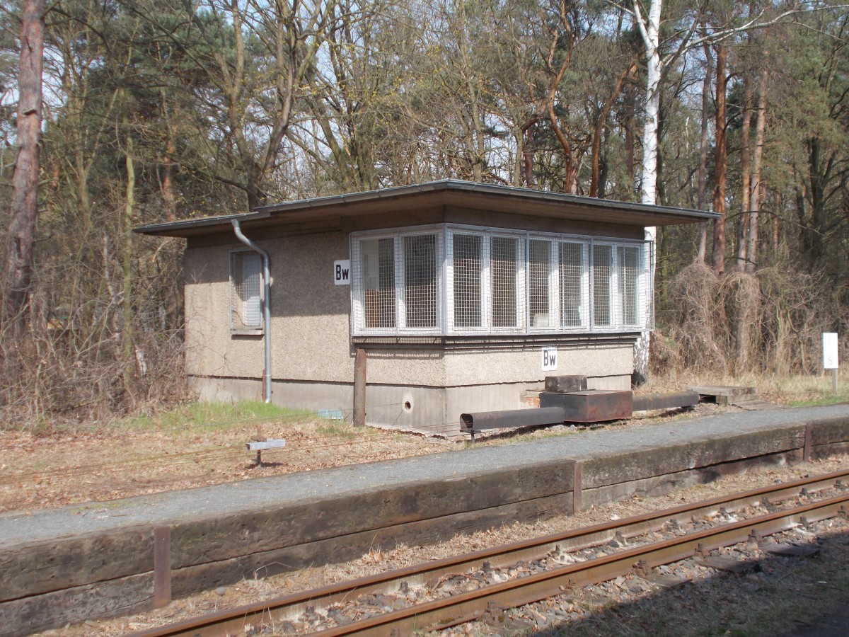 Stellwerk  Bw  an der Station Bahnbetriebswerk bei der Berliner Parkeisenbahn am 11.April 2015.