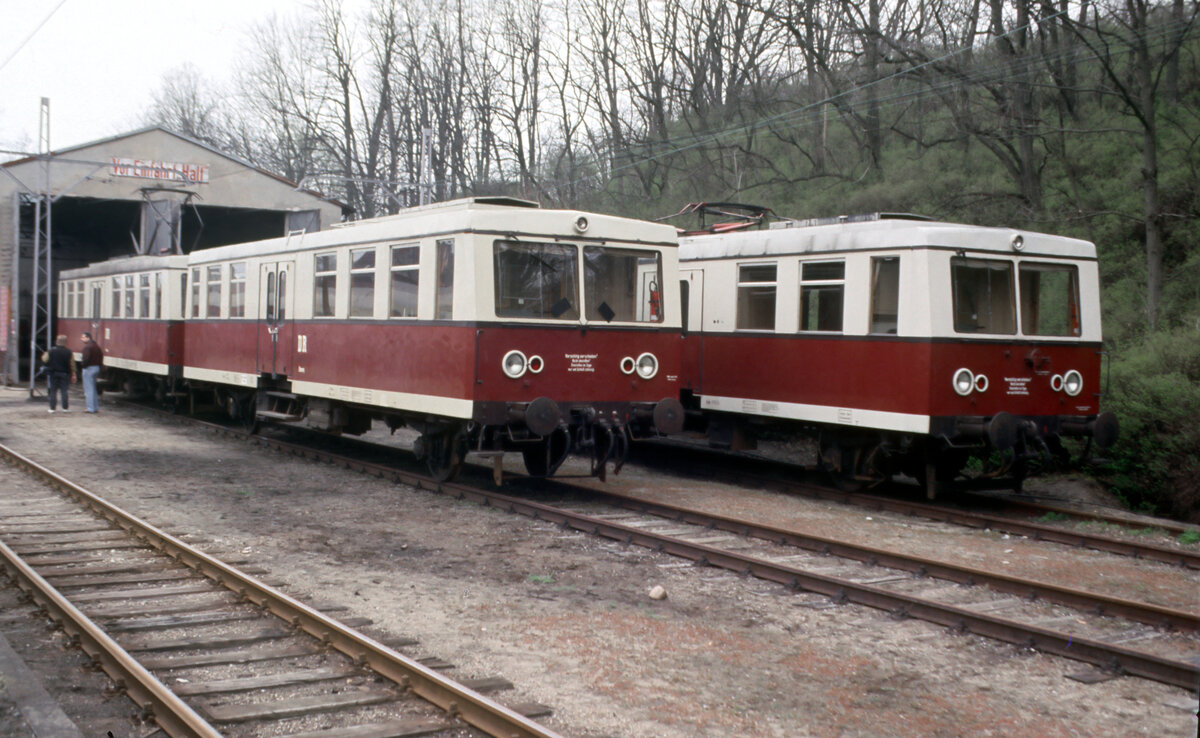 Steuerwagen 879 602 (links) und Triebwagen 479 601 (rechts), noch im Betriebsbestand der DB, am 17.04.1994 vor der Lokhalle im Bf. Buckow.