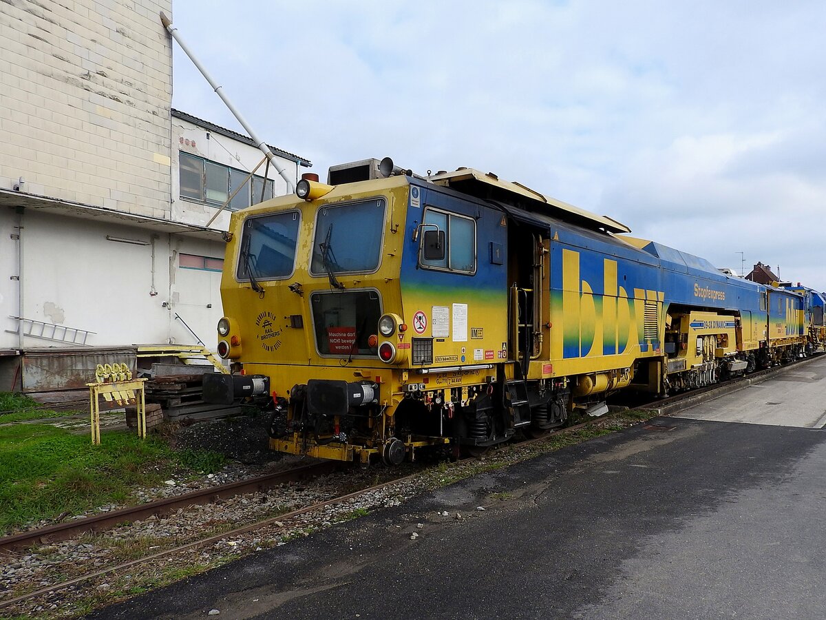 Stopfexpress 09–3X Dynamic, 9981(A-BBW)9121025-5; wartet am (noch vorhandenen Straßengleis) im Bhf. Ried auf seinen nächsten Einsatz; 241114