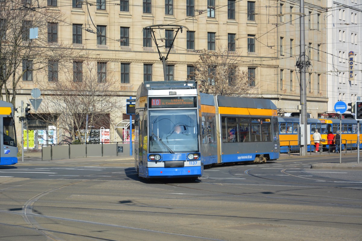 Straßenbahn 1137 auf der Linie 10 in Leipzig. Aufgenommen am 13.03.2014.