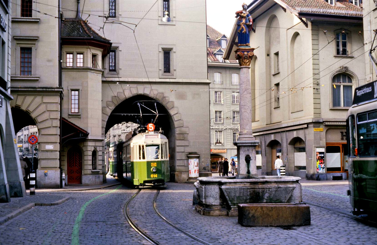 Straßenbahn Bern (evtl. 1986), Durchfahrt Käfigturm, Schweizer Standardwagen Be 4/4 614