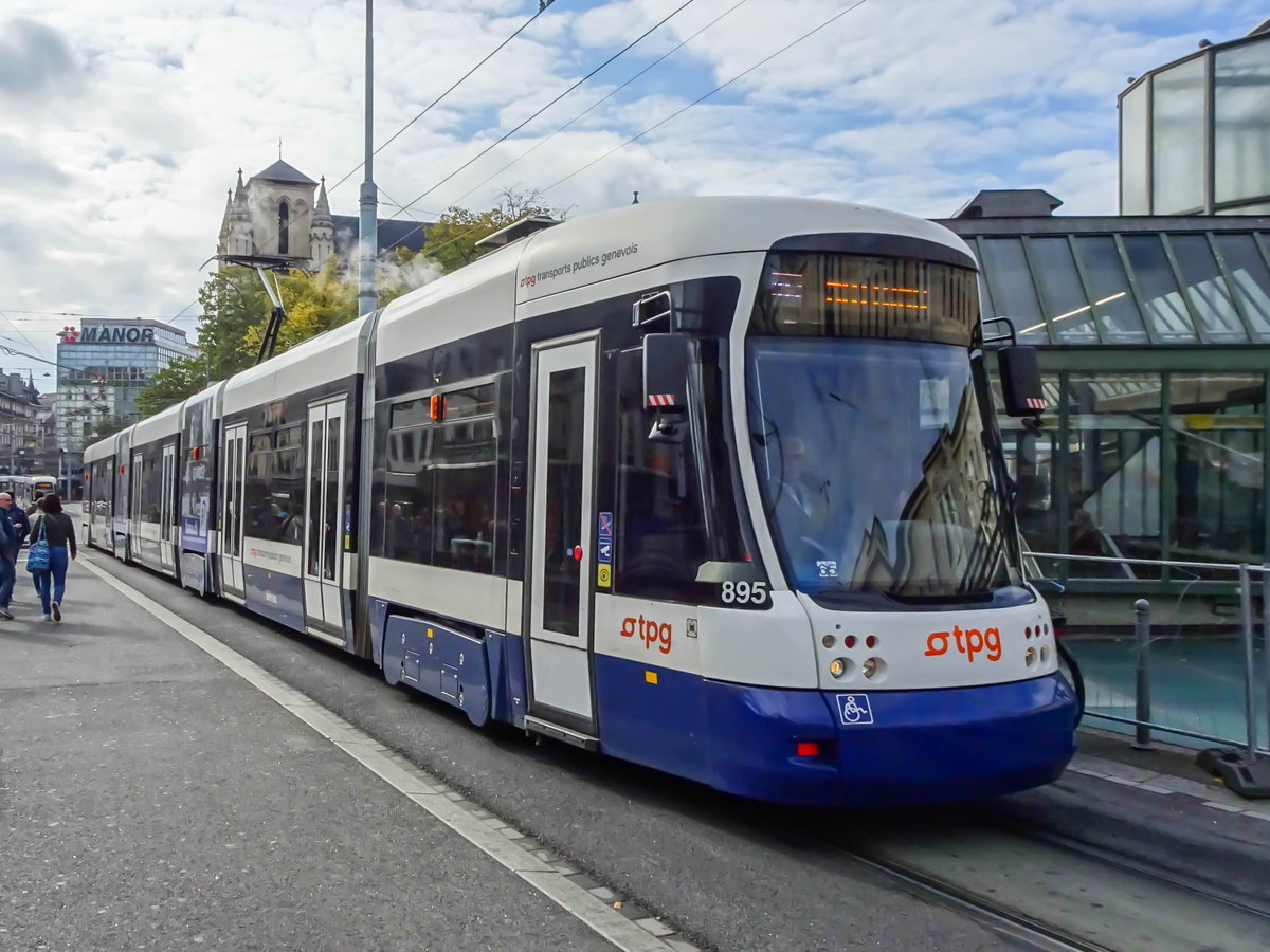 Straßenbahn Genf Linie 15 nach Nations am Bahnhof Cornavin, 09.11.2019.