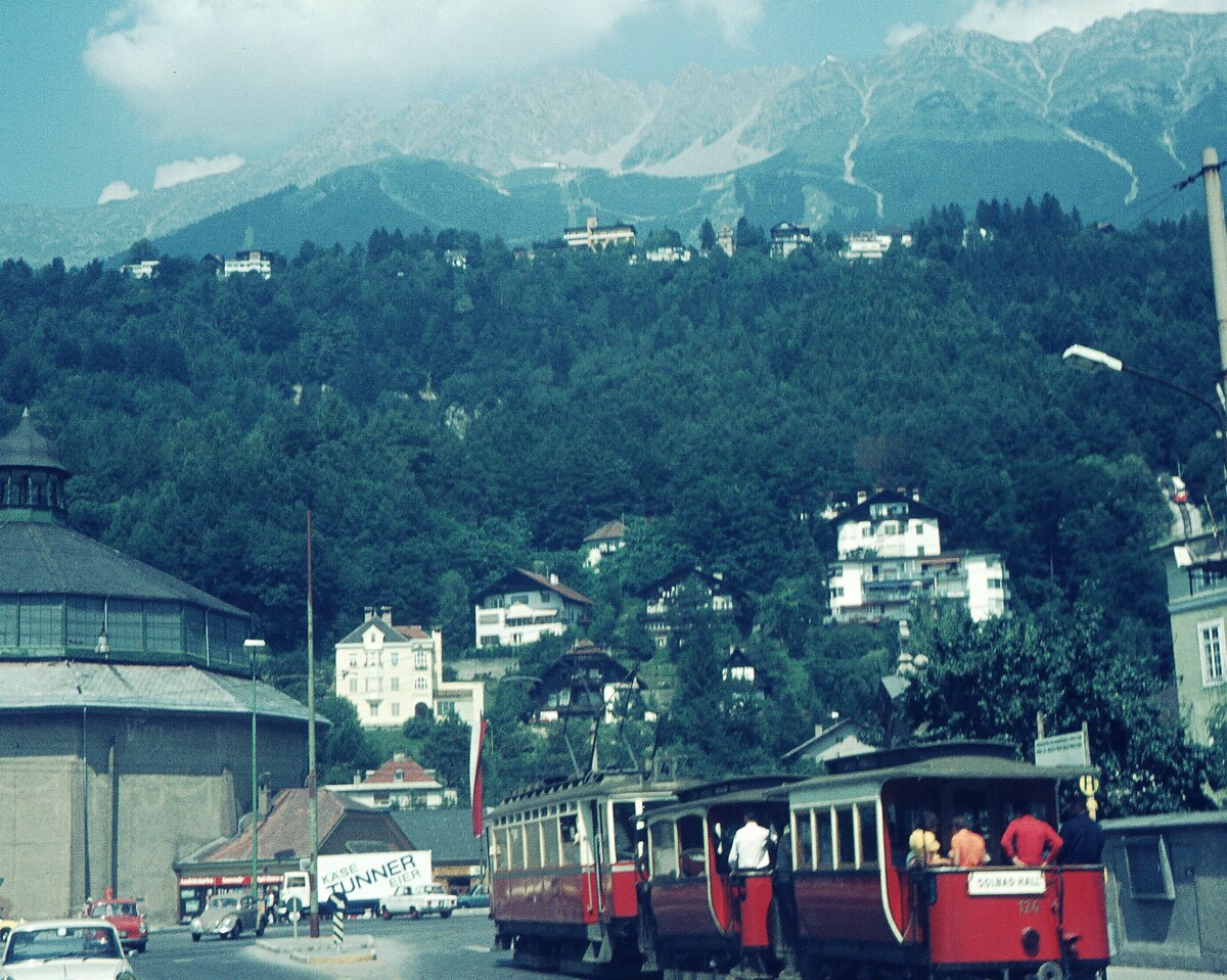 Straßenbahn Innsbruck___Zug der Linie 4 nach Solbad Hall, mit Bw 124 von 1891 [Fa.Weitzer, Graz, als Museumswagen erhalten] am Zugende, biegt gleich aus der Erzherzog-Eugen-Staße nach rechts auf die Mühlauer Brücke über den Inn. Links zum Teil sichtbar der Rundbau (Rotunde) von 1906, in dem bis 2010 das berühmte Riesenrundgemälde über die dritte Bergisel-Schlacht 1809 beherbergt war (seit 2010 im eigens neu gebauten Gebäude am Bergisel).Ganz am rechten Rand zu erkennen ein Wagen der alten Hungerburg-Standseilbahn, die ihre Talstation bis 2007 direkt neben der Rotunde hatte.__10-08-1972