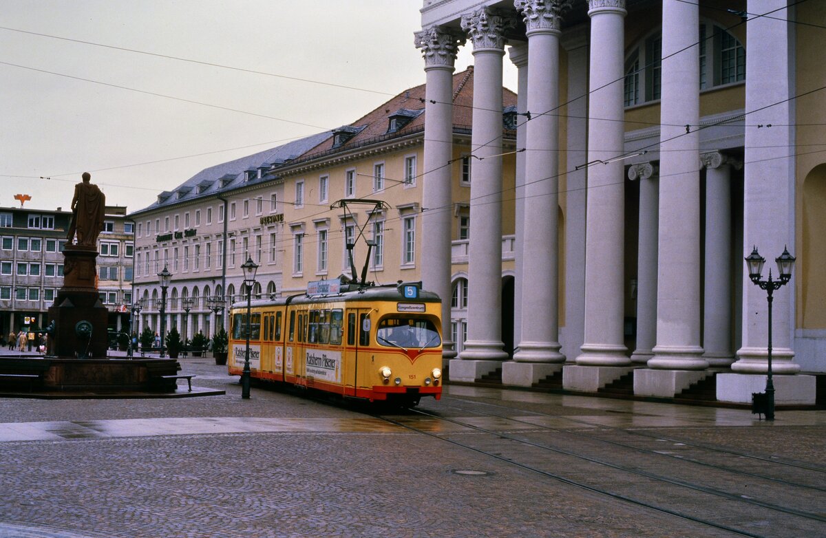 Straßenbahn Karlsruhe, Marktplatz. Leider ist die Straßenbahn hier nun abgebaut.
Datum: 23.03.1986 