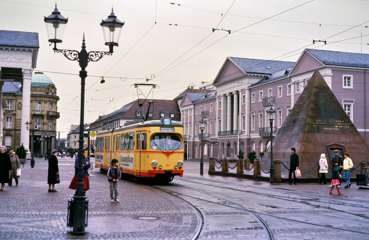 Straßenbahn Karlsruhe, Marktplatz mit der Pyramide.
Datum: 23.03.1986 