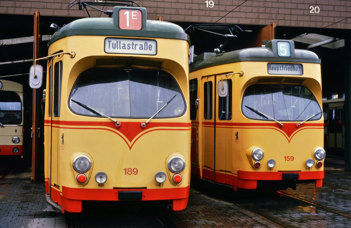 Straßenbahn Karlsruhe, TW 189 und TW 159 vor dem Wagenschuppen.
Datum: 23.03.1986 