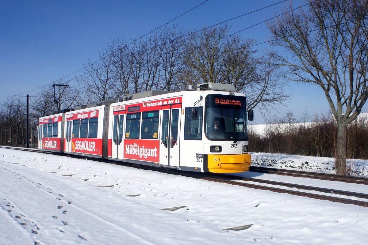 Straßenbahn Mainz / Mainzelbahn: Adtranz GT6M-ZR der MVG Mainz - Wagen 202, aufgenommen im Februar 2020 bei der Talfahrt zwischen Mainz-Lerchenberg und Mainz-Marienborn.