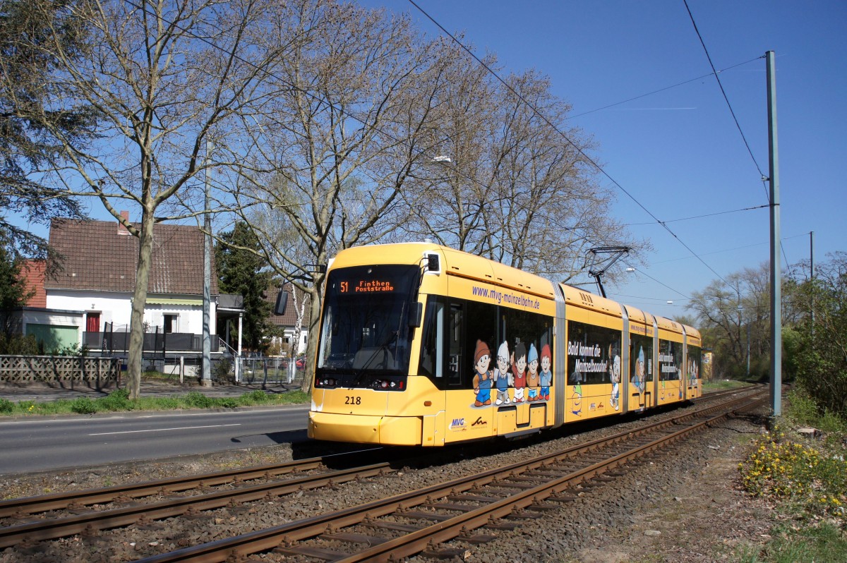 Straenbahn Mainz: Stadler Rail Variobahn der MVG Mainz - Wagen 218 mit Werbung fr die Mainzelbahn, aufgenommen im April 2015 in Mainz-Gonsenheim.